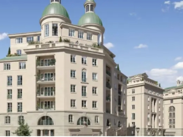 Résidence Victoria’s Village à Puteaux, architecture élégante et d’inspiration classique avec coupoles vertes au cœur de la ville.